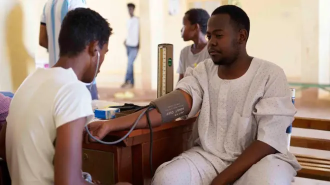 رجل يخضع لفحص ضغط الدم