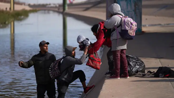 Migrants illegally cross the Rio Grande River to try to turn themselves into US Border Patrol in Juarez City, Mexico, 20 December 2022