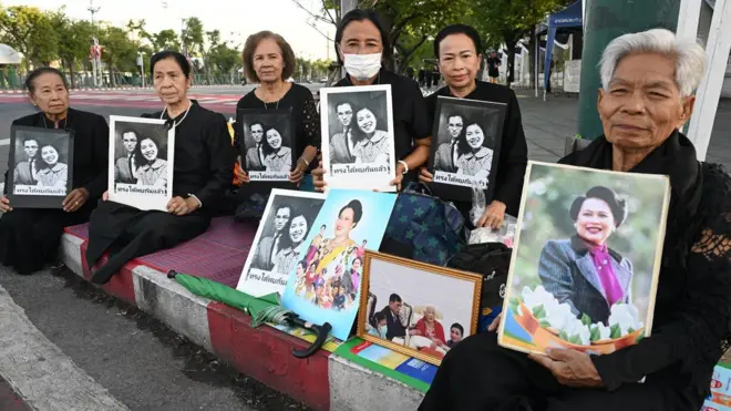 คนมารอรับเสด็จ