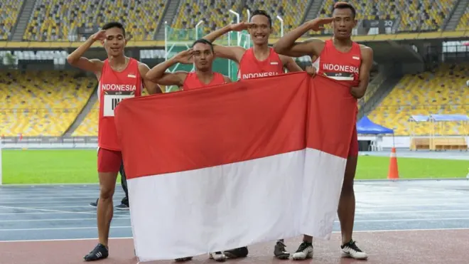 Pelari putra Indonesia, Nur Ferry Pradan, Rasyidi, Wagiyo, dan Rizal Bagus, mengibarkan bendera Merah Putih seusai meraih medali emas final nomor lari 4X100 meter ASEAN Para Games 2017, di Stadion Nasional Bukit Jalil, Kuala Lumpur, Malaysia, Rabu (20/09).