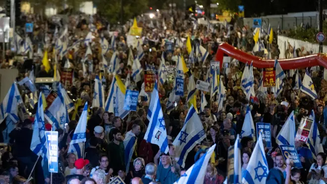 احتجاج آلاف الإسرائيليين في محيط البرلمان على مشروع قانون سيمنح الطبقة السياسية صلاحيات أوسع في تعيين قضاة في 26 مارس/ آذار 2025