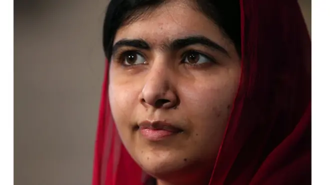 ۱۹ کلنه ملاله یوسفزۍ ۲۰۱۲ کال کې خپل ټاټوبي سوات کې وسله والو طالبانو پر سر په ډزو وویشته