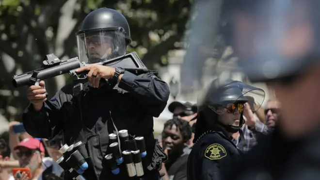 ตำรวจปราบจราจลถือปืนกระสุนยาง