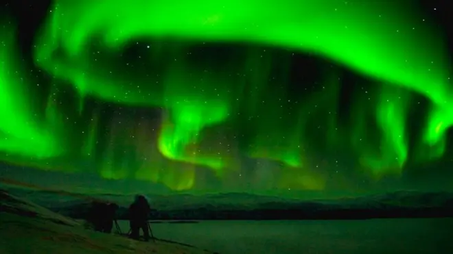 Cahaya utara (aurora borealis) terlihat pada akhir Maret dari Stasiun Gunung Abisko, Abisko, Lapland, Swedia