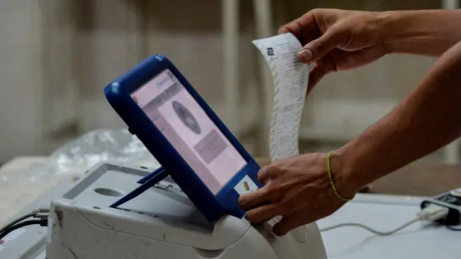 Urna eleitoral na Venezuela imprimindo uma ata