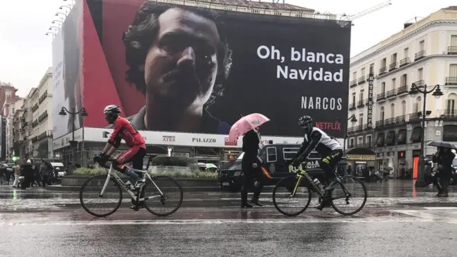 Kolombiya İspanya'dan 'Beyaz Noel' yazan Narcos dizisinin afişini kaldırmasını istemişti.