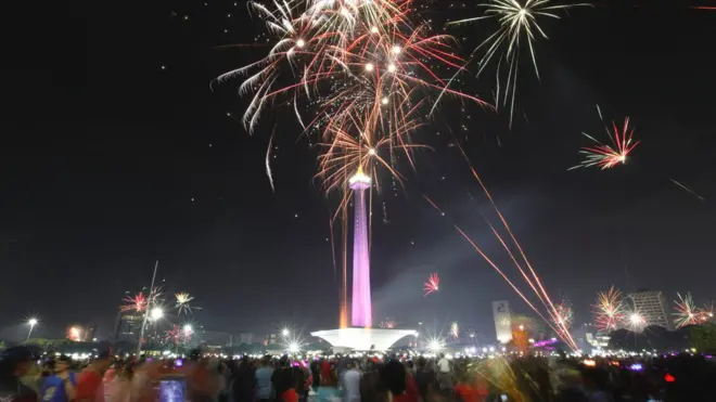 Warga Jakarta dan sekitarnya berkumpul di kawasan Monas untuk menyaksikan pesta kembang api pada malam pergantian tahun.