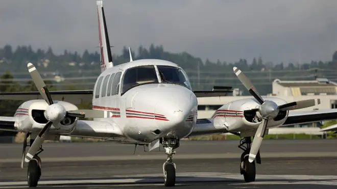 මෙම සිදුවීම සිදුවුයේ Piper PA-31 ගුවන් යානයකදීය