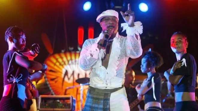 Koffi Olomidé et ses danseuses lors d'un spectacle en 2005 à Dakar