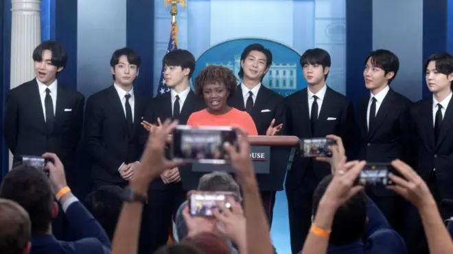 카린 장-피에르 백악관 대변인이 2022년 5월 31일 미국 워싱턴 백악관에서 열린 일일 브리핑에서 BTS를 소개하고 있다