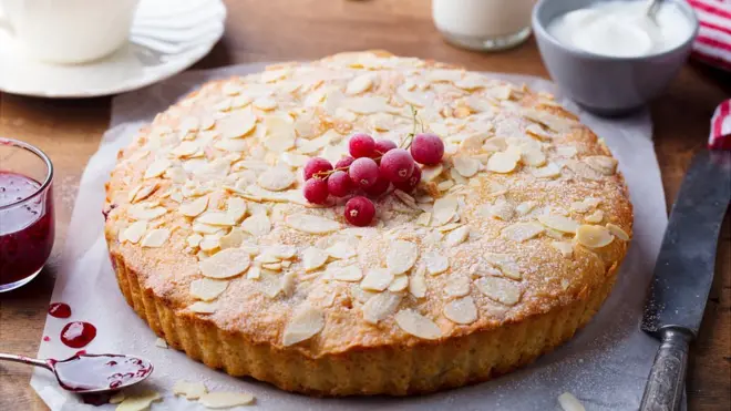 А можно сделать и один большой торт