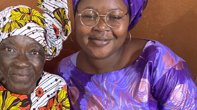 Fanta (G) et Juliette en tenue traditionnelle violette offerte par Fanta