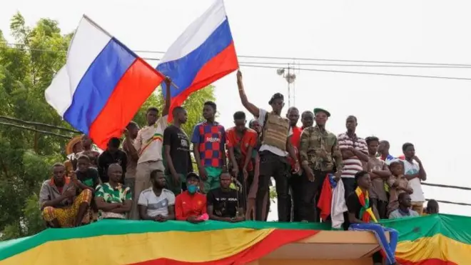 Kanali Assimi Goïta alipotwaa mamlaka nchini Mali mwaka 2021 katika mapinduzi, wafuasi wake walipeperusha bendera za Urusi.