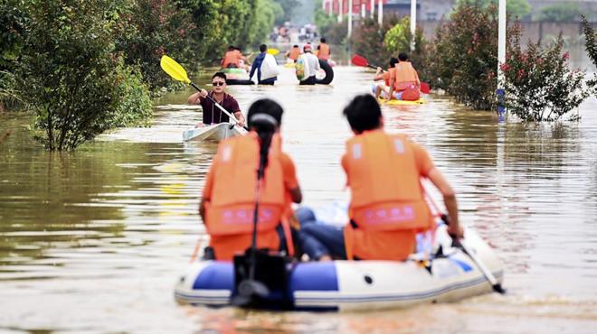 中国南部从六月以来开始的极端暴雨已持续超过一个月，已导致至少81人死亡或失踪。中国中央气象台已连续31天发布暴雨预警。