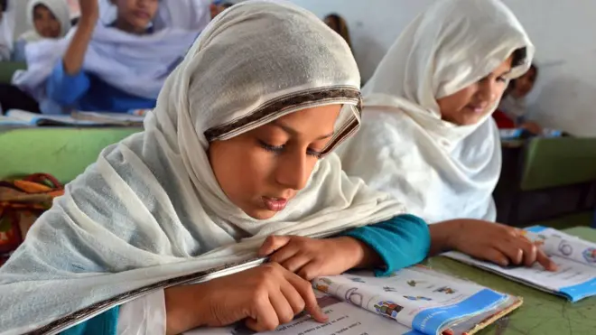 دا پرېکړه وروسته له هغه کېږي چې د ځینو نجونو عکسونه پر خواله رسنیو خپاره شول