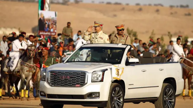 الجنرال خليفة حفتر بين أنصاره