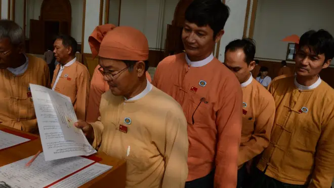 ၂၀၁၅ အထွေထွေရွေးကောက်ပွဲတုန်းက အနိုင်ရခဲ့တဲ့ NLD ပါတီ အမတ်တချို့ကို နေပြည်တော် လွှတ်တော်တစ်ခုမှာ တွေ့ရစဉ်