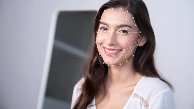 एक लड़की जिसके चेहरे पर इलेक्ट्रानिक रेखाएं बनी हुई हैं