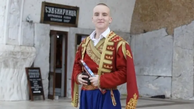 „Momak koji iznajmljuje nošnje, inače islamske veroispovesti, nije hteo da mi naplati kada je čuo da ću je nositi na krštenju"