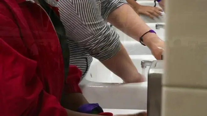 مقابض أبواب مراحيض المطارات تشكل نقطة تجمع كبرى وانتقال للفيروسات