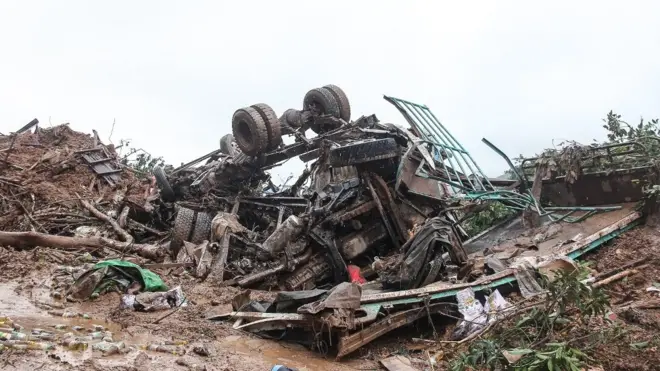 တောင်ခြေက အိမ် ၁၆ လုံး၊ ဘုန်းကြီးကျောင်း ၁ ကျောင်း နဲ ကားတွေပေါ် မြေစိုင်တွေ ပြိုကျခဲ့