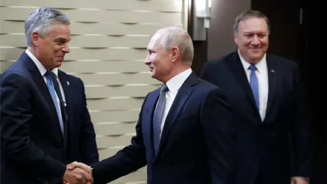 Хантсман (слева) возглавляет американскую дипмиссию в Москве с 2017 года