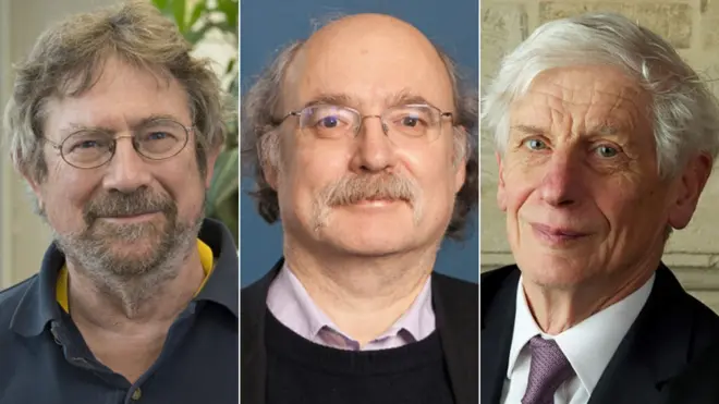 Michael Kosterlitzal (izquierda), Duncan Haldane (centro) y David Thouless (derecha), los ganadores del premio Nobel de Física 2016.