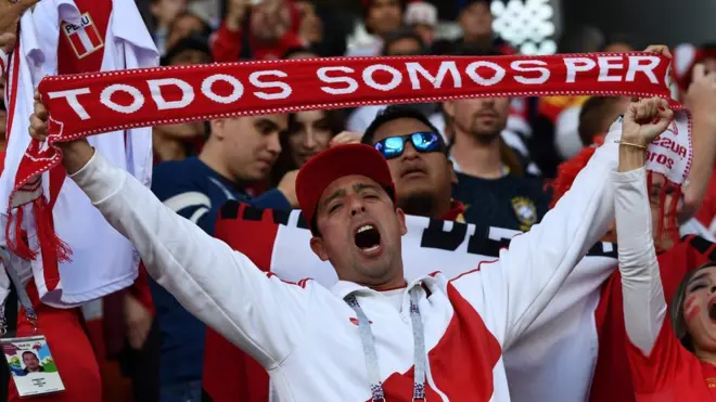 Los hinchas de Perú realizaron una verdadera travesía para acompañar a su equipo en el Mundial.