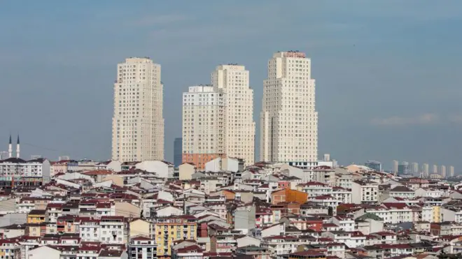 Esenyurt'un uzaktan görüntüsü. Yüzlerce apartman ve birkaç gökdelen görülüyor. 