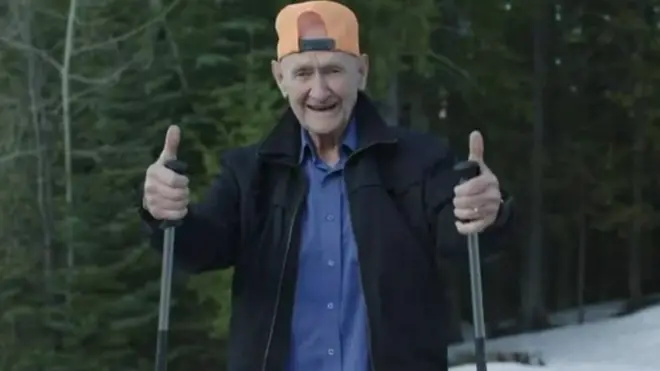 الكندي جون كارتر جذب مئات التعليقات من رواد مواقع التواصل بسبب أسلوب حياته النشيط الذي يتحدى الزمن.