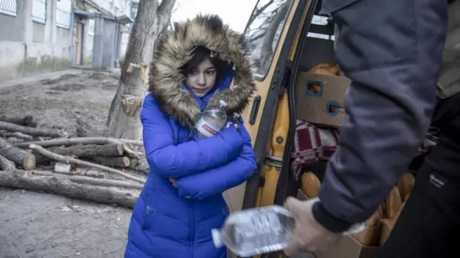 توزيع مساعدات غذائية على سكان مدينة باخموت الأوكرانية
