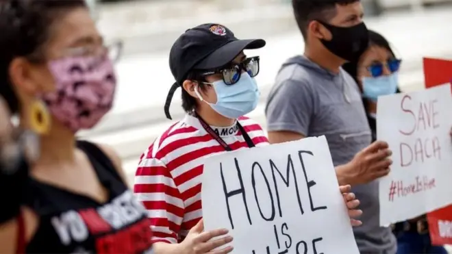 تظاهر أشخاص خارج المحكمة العليا بالعاصمة واشنطن قبل صدور الحكم يوم الخميس