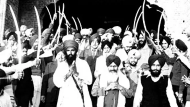 हरचरण सिंह लौंगोवाल और जरनैल सिंह भिंडरावाले स्वर्ण मंदिर से निकलते हुए (फ़ाइल फोटो)