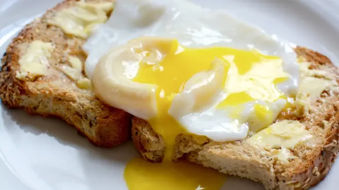An egg on two pieces of toast