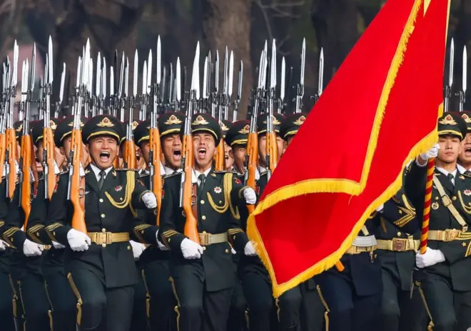Integrantes da guarda de honra do Exército de Libertação Popular da China