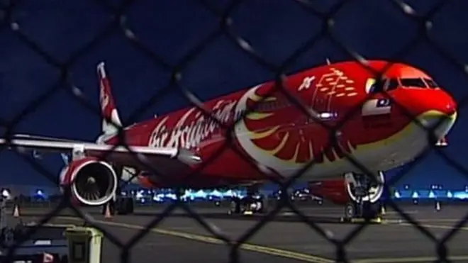 Sejumlah penumpang melihat percikan api di luar pesawat.