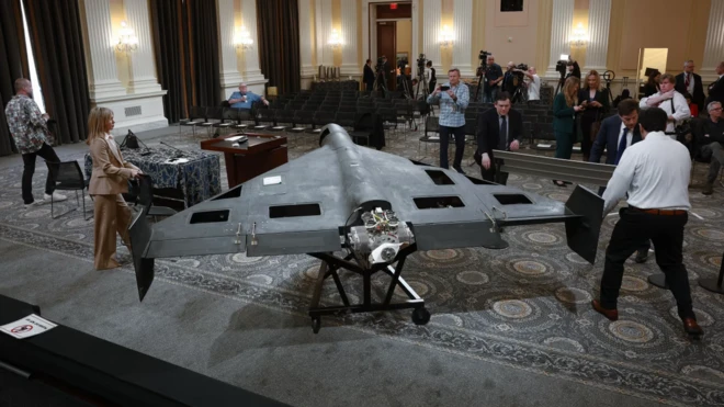 نمایش یک پهپاد نظامی شاهد ۱۳۶ پیش از کنفرانس مطبوعاتی در کنگره آمریکا در ۸ مه ۲۰۲۵ در واشنگتن 