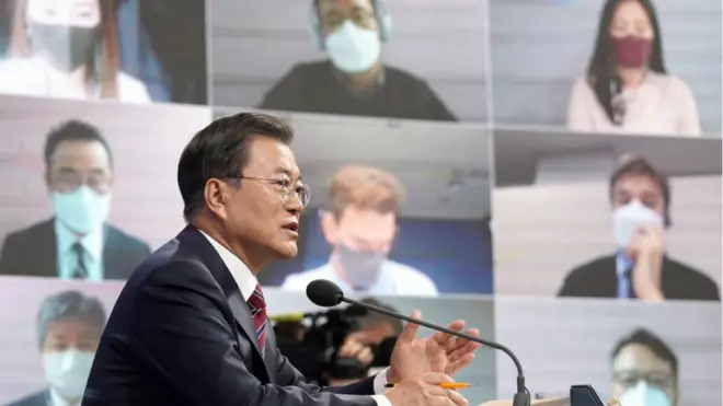 문재인 대통령이 18일 오전 청와대 춘추관에서 온오프라인 통합 신년 기자회견을 하고 있다