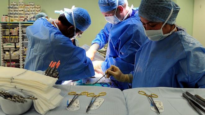 Médicos realizando una operación