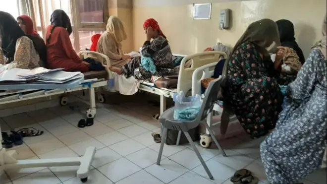 Awọn obinrin mẹrin lori bẹẹdi to wa fun enikan ṣoṣo.