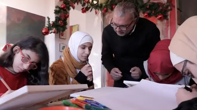 معلم أردني يحول ضعاف البصر إلى فنانين