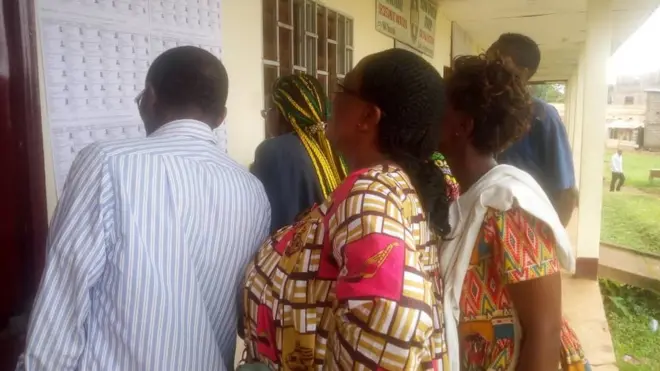 Les électeurs camerounais devant les listes électorales dans un bureau de vote