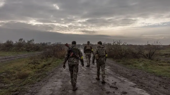 Українські військові на околицях Херсону. Російські війська залишили правобережжя Херсонщини 11 листопада, але досі утримують позиції на лівому березі.