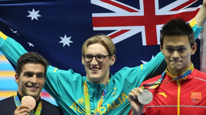 Gabriele Detti, de Italia; Mack Horton, de Australia; y el chino Sun Yang en el podio de ganadores.