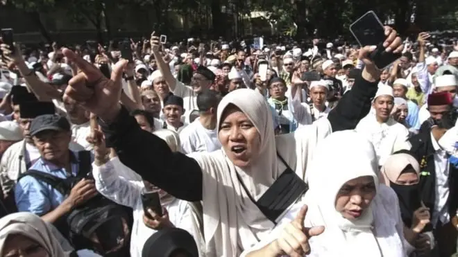 Para pendukung capres-cawapres Prabowo Subianto-Sandiaga Uno berkumpul dekat kediaman Prabowo di Jakarta, 19 April 2019.