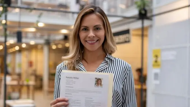 Mulher segura currículo para foto