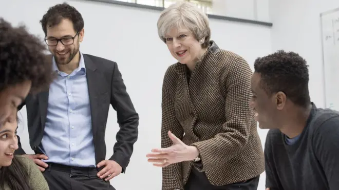 英国首相特里莎·梅3月6日前往伦敦市中心一所数学重点中学