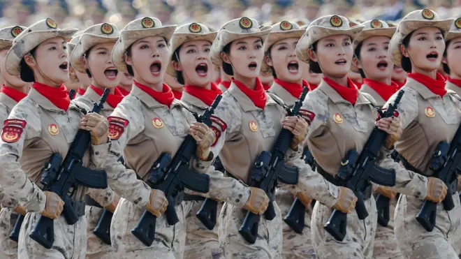 चीनी महिला सैनिक