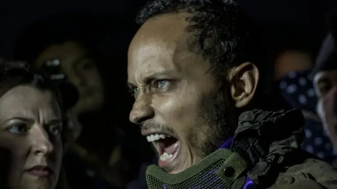 Óscar Pérez habló durante dos minutos con los medios antes de desaparecer en una motocicleta.