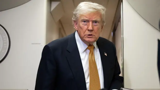 El presidente de EE. UU., Donald Trump, habla con los medios a bordo del Air Force One.